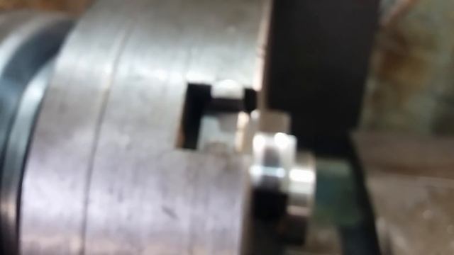 Как проточить канавку на фланцах без вибрации смотреть онлайн