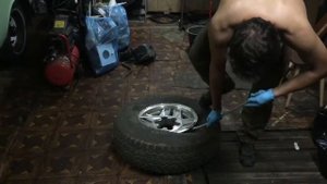 Как разбортировать колесо в полевых условиях.