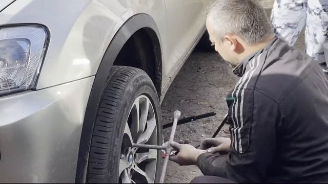 Замена тормозных колодок и датчиков на BMW X3 F25 / Replacing brake pads and sensors on BMW X3 F25 смотреть онлайн