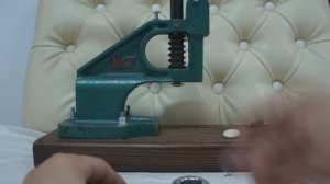 Как сделать (обтянуть) ПУГОВИЦЫ ДЛЯ КАРЕТНОЙ СТЯЖКИ на прессе.