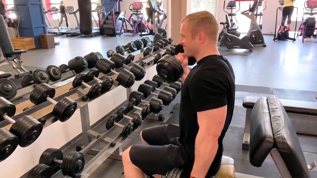 Тренировка рук в тренажерном зале