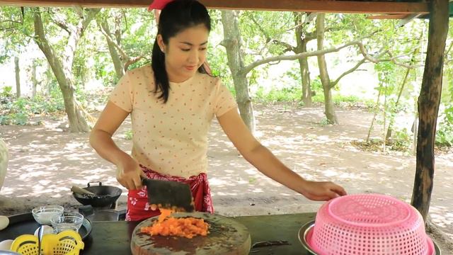 Yummy Salty Eggs Recipe / Salty Eggs With Pork Cooking / Cooking With Sreypov. смотреть онлайн