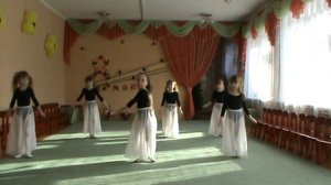 РЕПЕТИЦИЯ. Девочка на сцене танцевала. Старшая группа