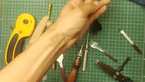 Инструмент для изготовления кошельков из кожи.