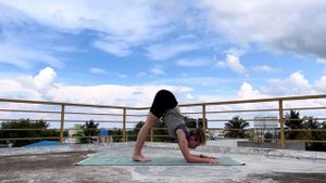 Как сделать стойку на голове. Освоить ширшасану. Техника стойки на голове для новичков