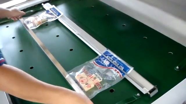 J V021 Автоматический конвейерный вакуумный упаковщик пакетов  Запайка пакетов с газом смотреть онлайн