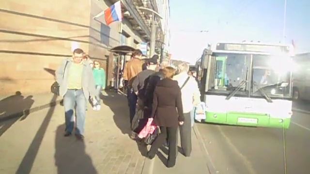 Очередь на автобус 767 в Новопеределкино у метро Теплый стан