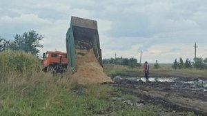 Трактор Амкодор тянет КАМаз