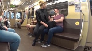 ПРАНК  ДЕВУШКА САДИТСЯ НА ПАРНЕЙ В МЕТРО