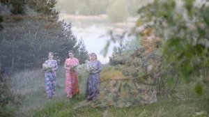 Под окном черёмуха колышется