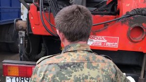 Вставляем колонну после замены втулок на манипуляторе PALFINGER PK16000L
