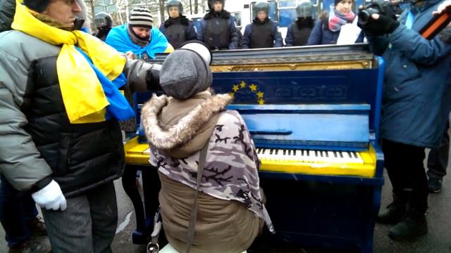 Таня_Таня (Татьяна Гаврилюк) возле Администрации президента смотреть онлайн