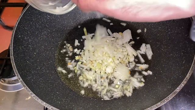 Чёрная чечевица с колбасками и шампиньонами / Как приготовить чечевицу / Рецепт чечевицы с грибами смотреть онлайн