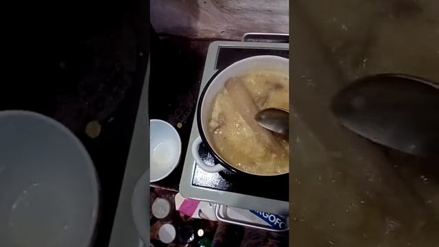 Просмеяла мужа...Ему нравится есть свиные уши и хвосты...(иногда) смотреть онлайн