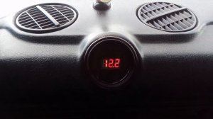 ВАЗ 2106 Вольтметр важнее штатных часов.