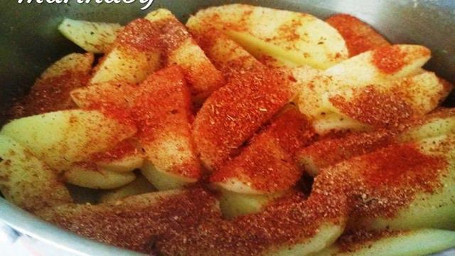 Запеченные дольки картофеля в прованских травах