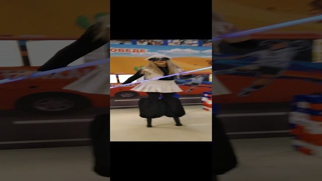 Девушки танцуют на ходулях