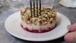 Салат «Французская любовница» из свеклы с черносливом и грецкими орехами. Рецепт простого и вкусного
