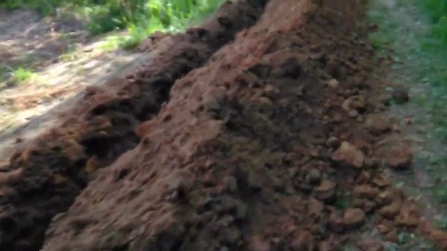 Мини-экскаватор. Траншея возле вышки. Результат работы смотреть онлайн