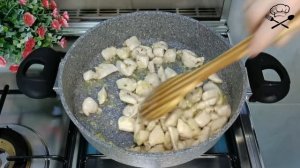 Курица с овощами в сливочном соусе на сковородке.