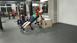 Тяга гантелей на наклонной скамье
