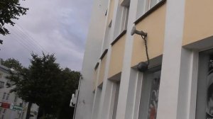 инсталляция, гвоздь втитый в стену с зависшим металлическим шаром у окна.mp4