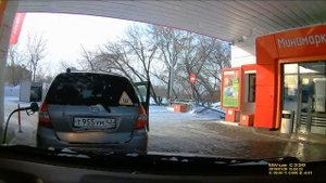 Девушка оторвала шланг на заправке лукойла