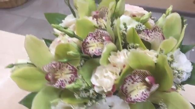 Красивая флористическая композиция в шляпной коробке