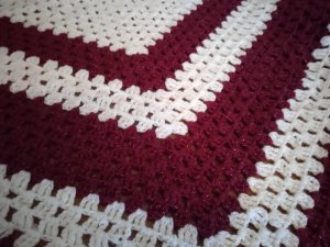 Вяжем косынку очень простым рисунком.