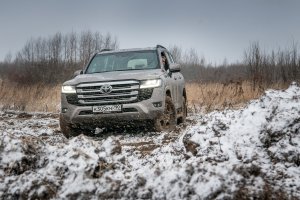 Как едет Toyota LC 300: бензиновый супермотор и все блокировки.