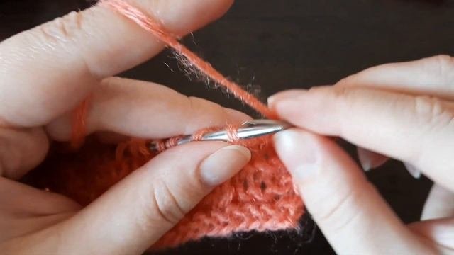 Узор с ажуром и платочной вязкой спицами.