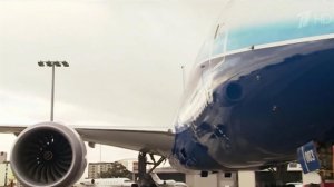 Пассажирский "Боинг" прямо во время полета потерял часть обшивки двигателя