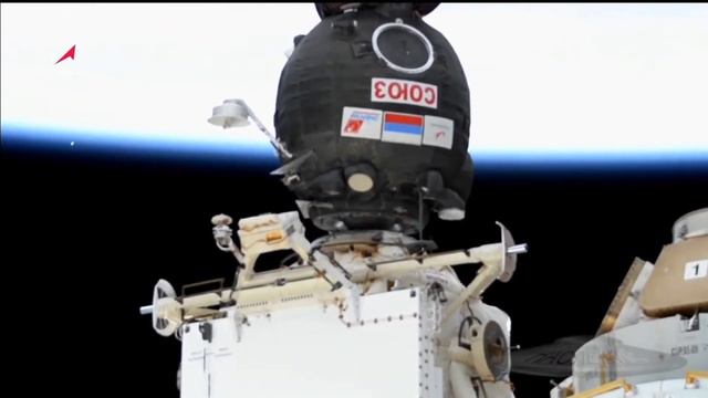 НЛО во время стыковки корабля "Союз МС 17" с МКС.