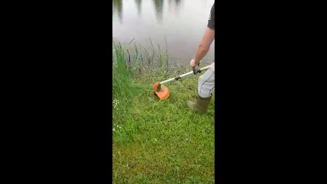 Husqvarna-akkutrimmeri ensimmäinen käyttökerta.Husqvarna 115iL