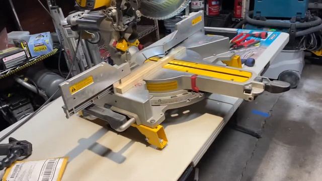 Обзор Dewalt DWS 779 со светом от DWS 780