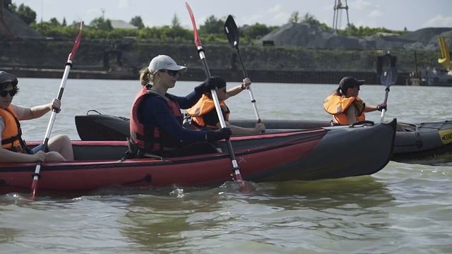 Дружная и слаженная команда на воде и куча улыбок! смотреть онлайн