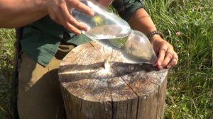 Как разжечь огонь с помощью бутылки с водой?