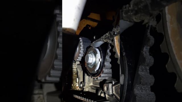 Как просто взвести самонатяжной ролик грм на ВАЗ 16 клапанов, мотор 21127 смотреть онлайн