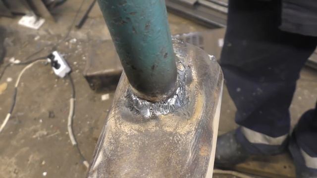 Отличие в сварке неопытного сварщика от опытного! / Сварка потолочной врезки в трубу! смотреть онлайн