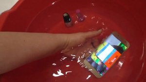 Samsung Galaxy A5 в ВОДЕ. Опускаю ТЕЛЕФОН в тазик с ВОДОЙ после вина