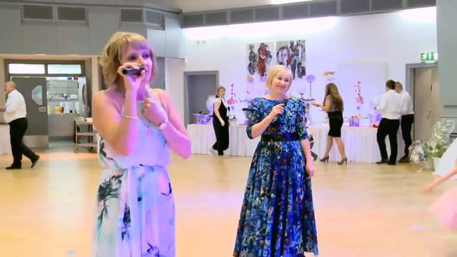 Самое трогательное поздравление на свадьбе доченьки от мамы и крестной! Красиво спели на свадьбе! смотреть онлайн