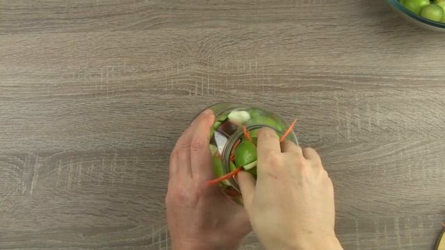 ОЧЕНЬ ВКУСНЫЕ маринованные ЗЕЛЕНЫЕ ПОМИДОРЫ на зиму фаршированные зеленью и чесноком  ОСТРЕНЬКИЕ