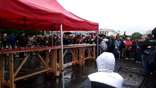 Наибольшее количество разбитых пивных банок за 1 минуту смотреть онлайн