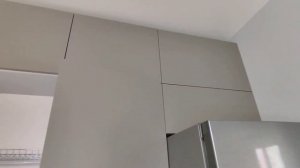 кухня без ручек акриловый фасад, ручка гола.