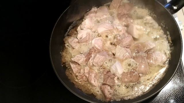Жареное мясо с луком. Жареное мясо на сковороде / Fried meat with onions in a pan.