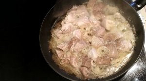 Жареное мясо с луком. Жареное мясо на сковороде / Fried meat with onions in a pan.