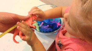 #ДИНОЗАВРЫ игрушки РАСТУТ В ВОДЕ Измеряем и сравниваем длину до и после | LizaTheFirst