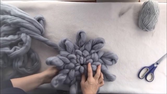 Hand knit a chunky knit Merino wool pillow with BeCozi смотреть онлайн