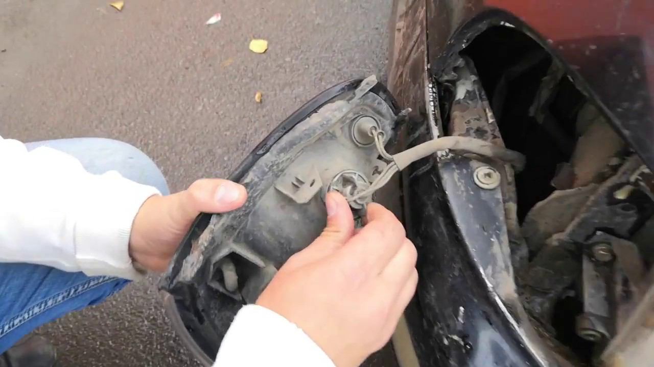 Toyota Carina. Меняем лампочку подсветки при повороте смотреть онлайн