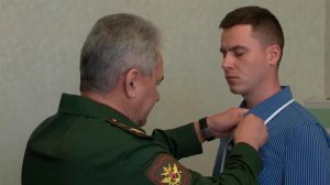 Сергей Шойгу вручил бойцам ордена